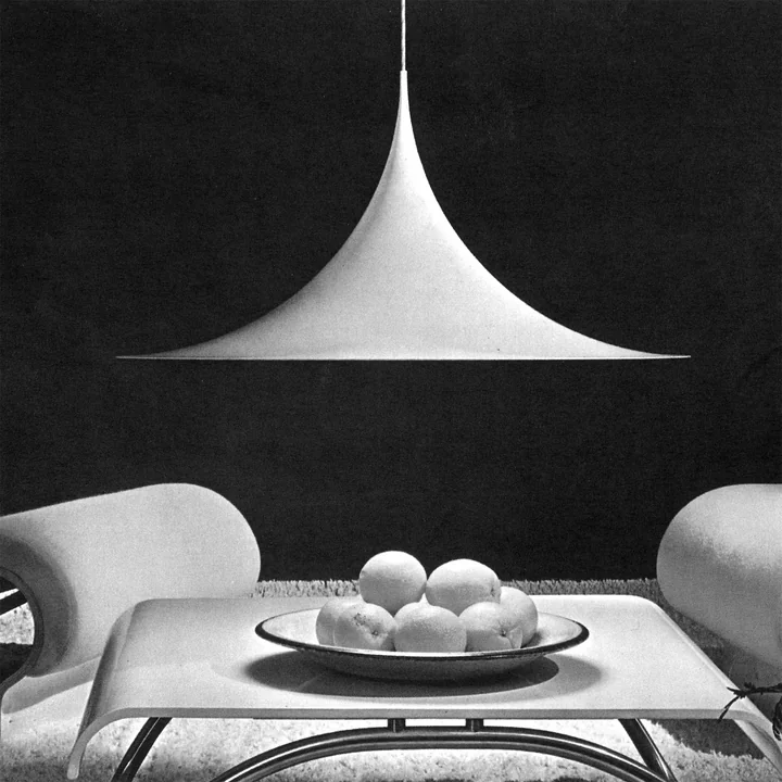 Semi Hanglamp van Gubi in wit boven de salontafel