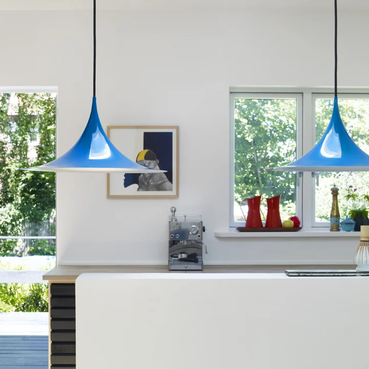 Semi Hanglamp van Gubi boven het keukenblok