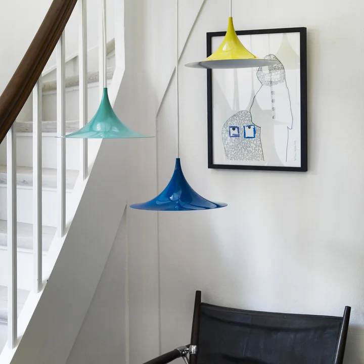 Semi Hanglamp van Gubi naast de trap