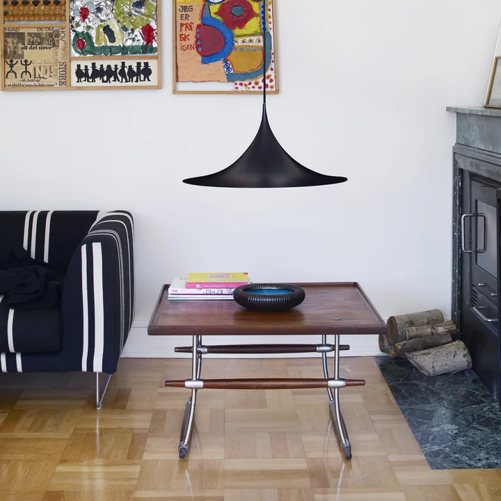 Semi Hanglamp van Gubi boven de salontafel in de woonkamer