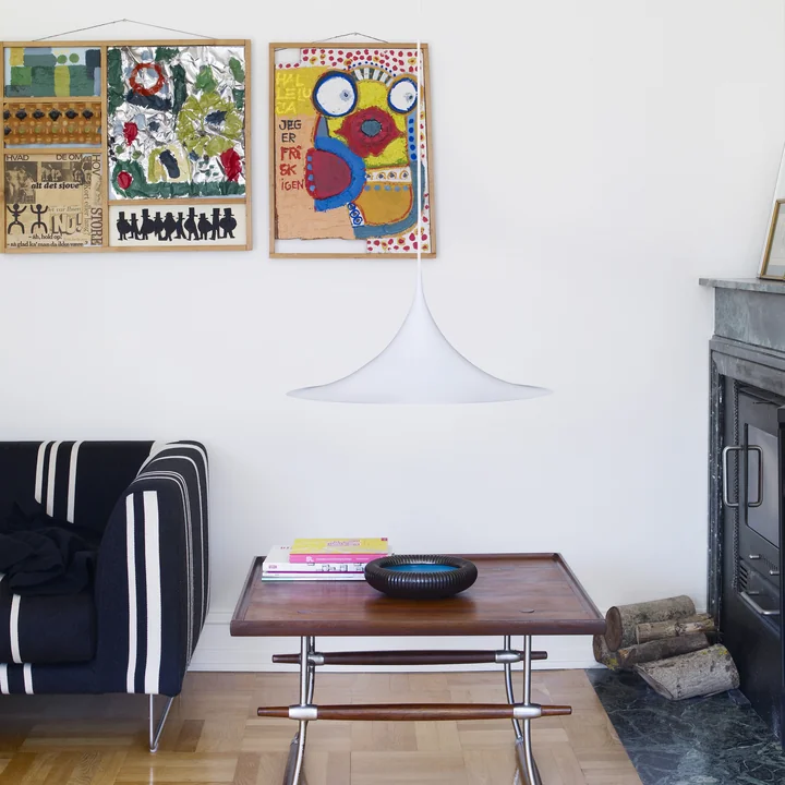 Semi Hanglamp van Gubi boven de salontafel