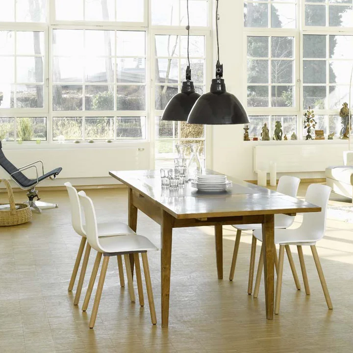 Eetkamerstoel met houten onderstel en kunststof kuip