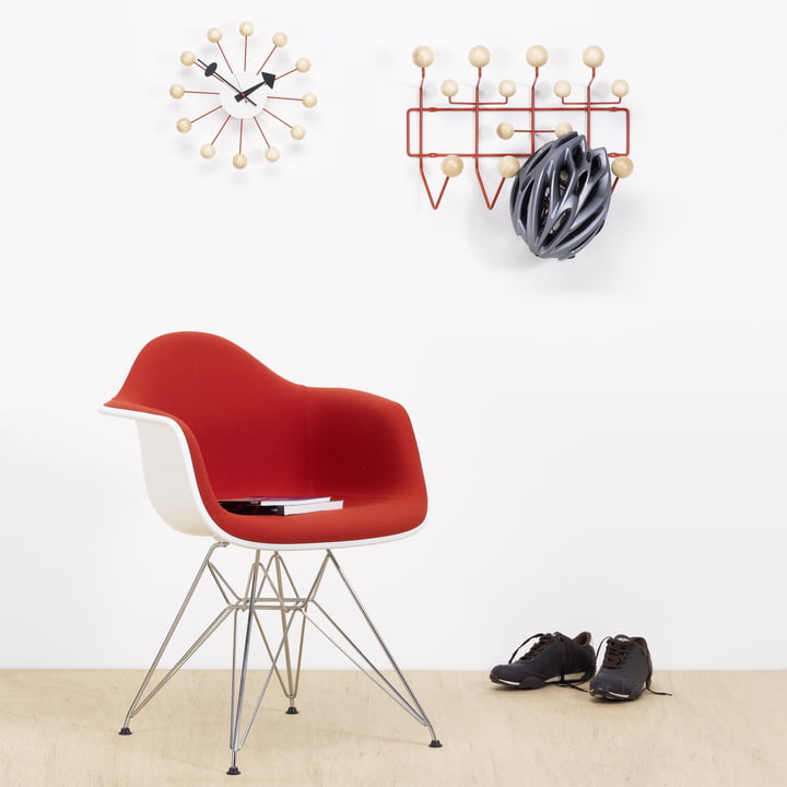 Eames Plastic Armchair DAR Bal klok en hang het allemaal garderobe van Vitra