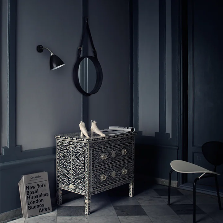 Adnet Spiegel van Gubi in de gang boven de commode