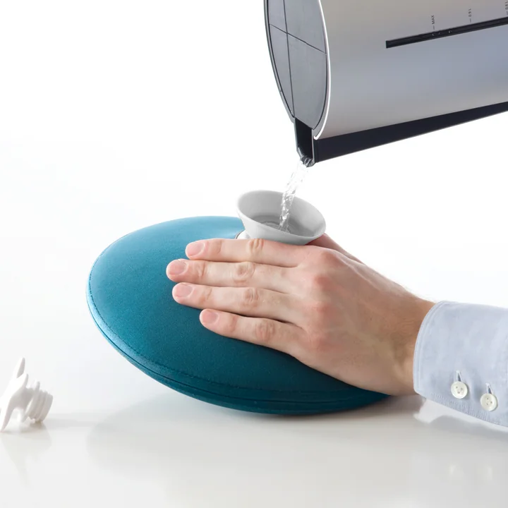 Pill Warmwaterkruik van Authentics tijdens het vullen