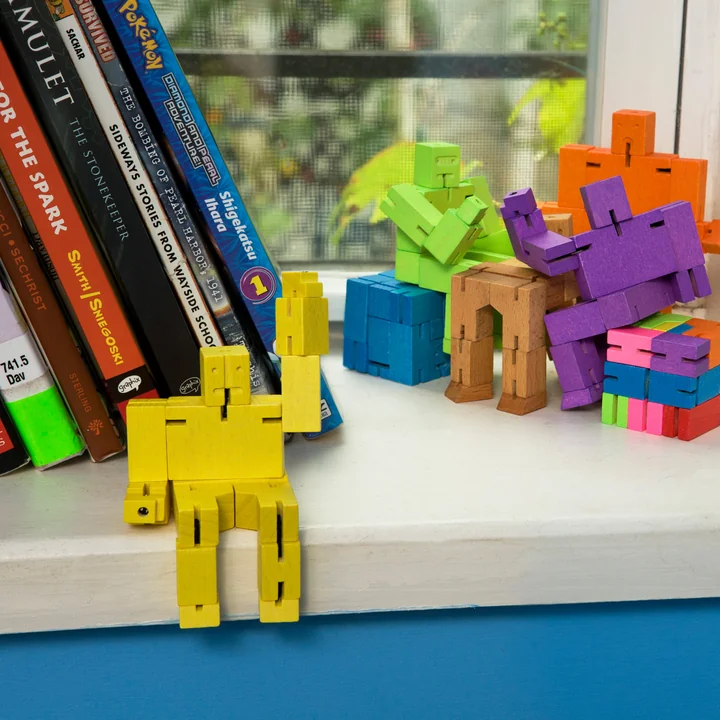 De kleurrijke Cubebot van Areaware gemaakt van beukenhout