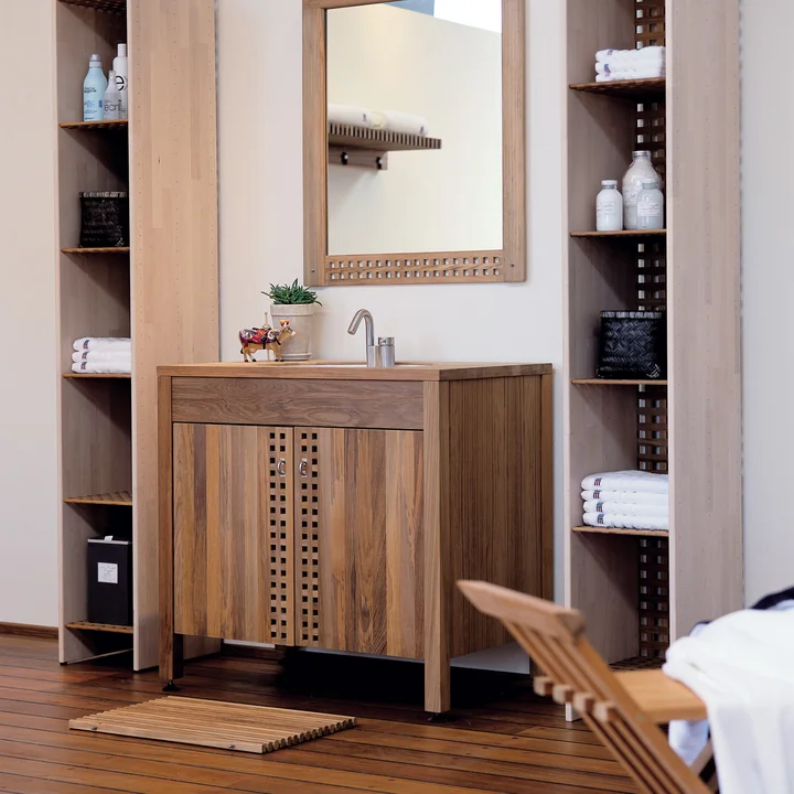 De badkamermat van Skagerak voor de wastafel