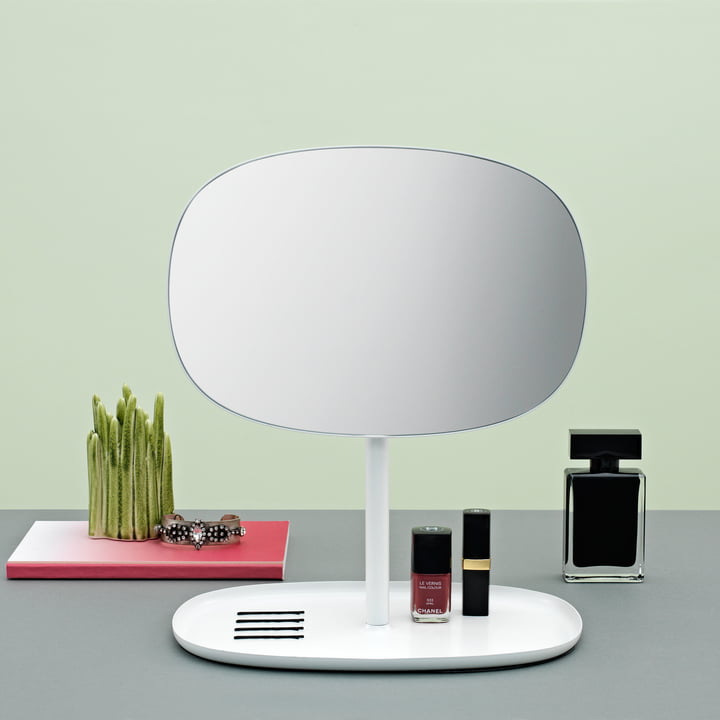 Praktische spiegel en plank - Flip Mirror in het wit van Normann Copenhagen