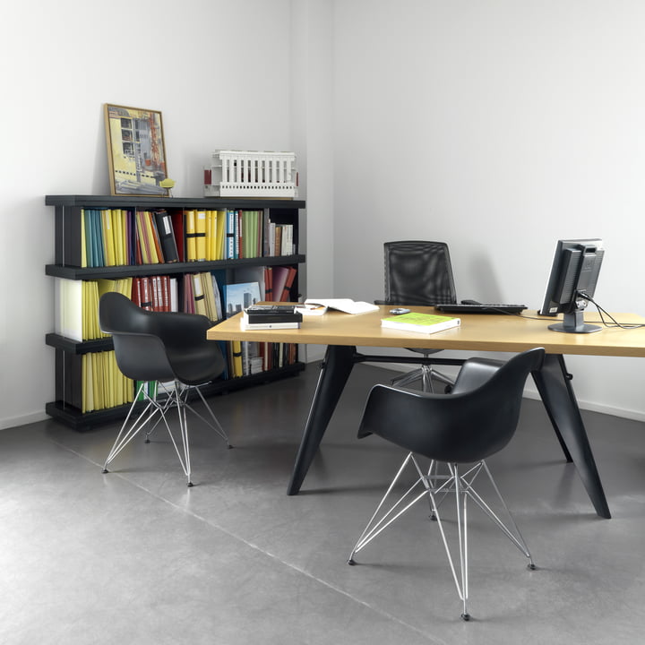 EM Table Eettafel en Eames Plastic Armstoel DAR by Vitra