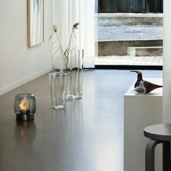 Finlandia Vaas en Kaasa haard op de vloer