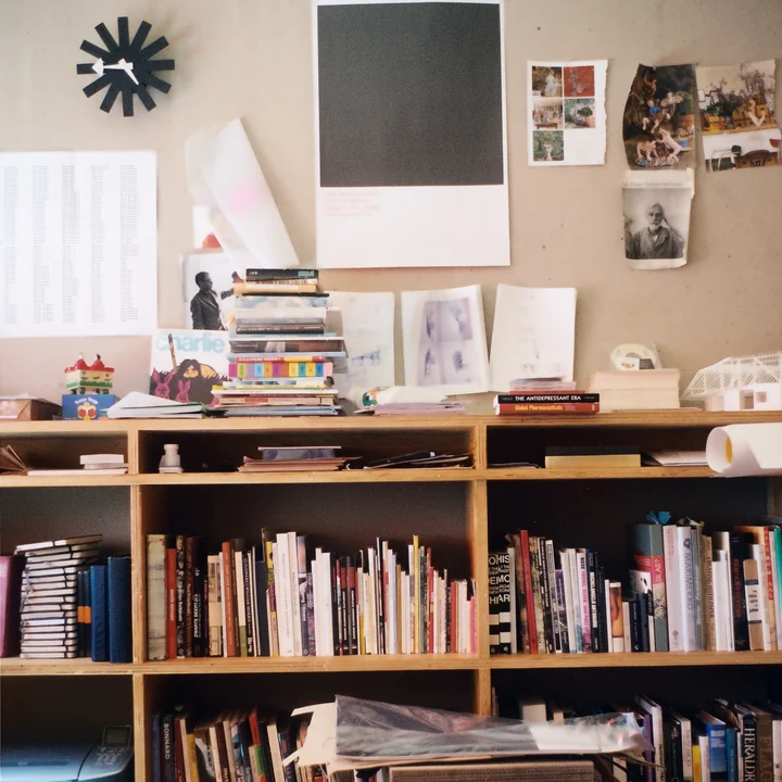 Asterisk Klok van Vitra in het zwart