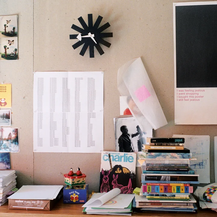 Asterisk Klok van Vitra in het zwart