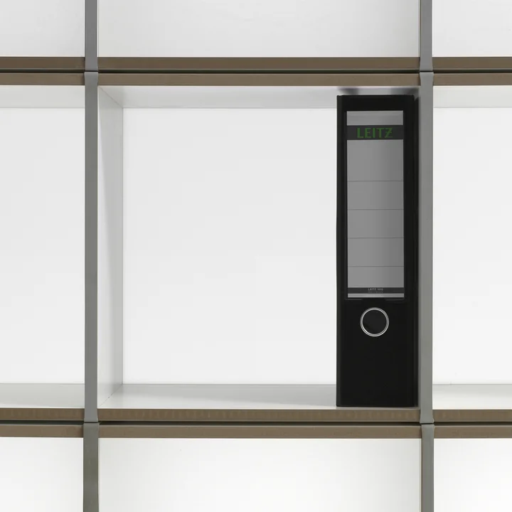 Het meubilair imponeert door de eenvoudige constructie en de eenvoud van het geheel.