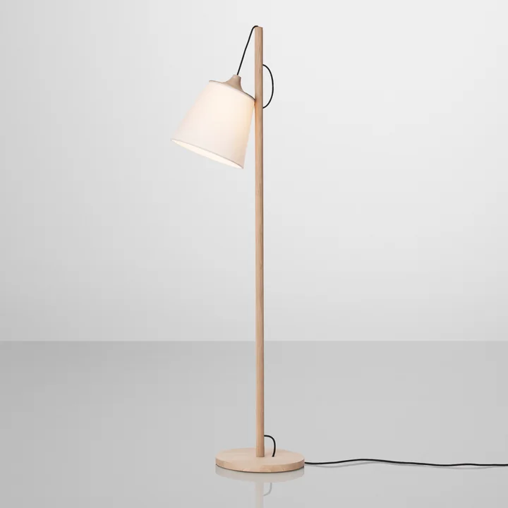 De naam zegt het al: Muuto Trekvloerlamp