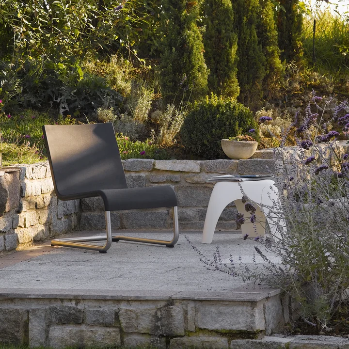 De Vitra - .06 fauteuil en de Olifantenkruk, lavendel in de tuin.