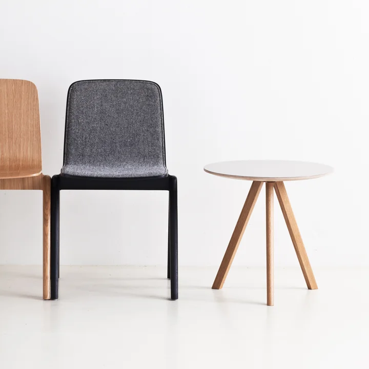 De Copenhague CPH20 bijzettafel van HAY met stoelen