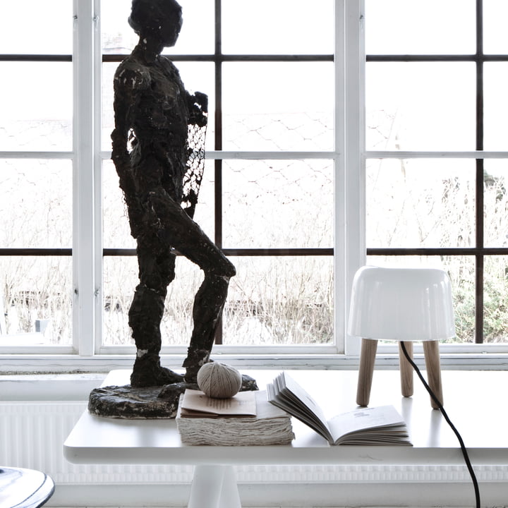 Melklamp van &oudsher met zwarte kabel en eikenhouten poten