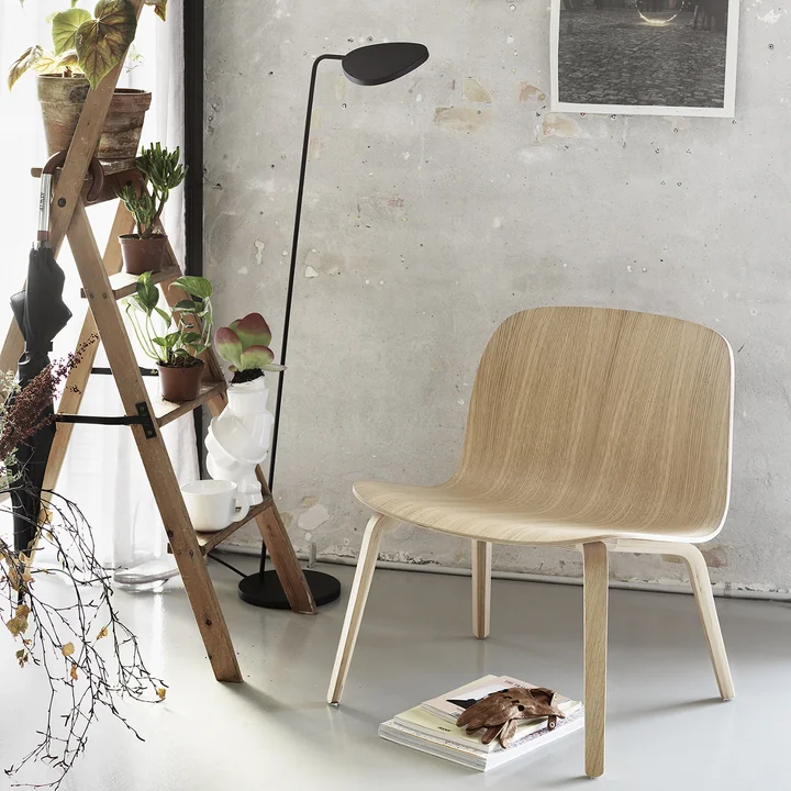 Visu Lounge Chair en Leaf vloerlamp van Muuto