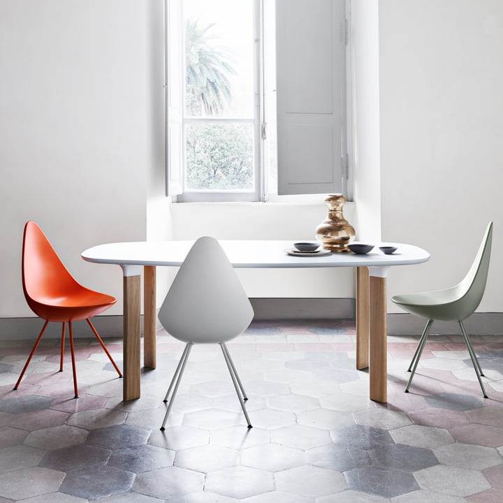 Drop Stoel van Fritz Hansen in wit met analoge tafel