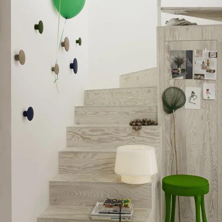 Wandhaak "The Dots" met Cosy in White tafellamp van Muuto