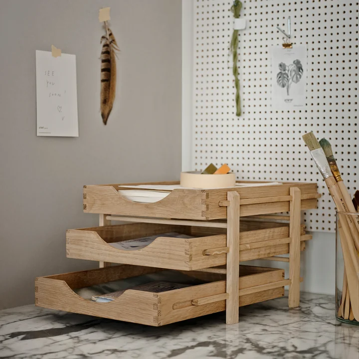 De Dania Letter Tray van Skagerak op een marmeren bureau