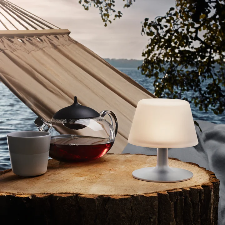 De SunLight tafellamp van Eva Solo buiten voor een hangmat