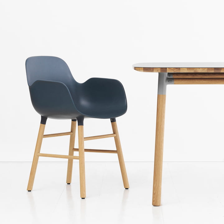 Form Fauteuil van Normann Copenhagen gemaakt van eikenhout in blauw