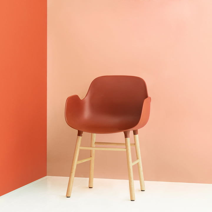 Form Fauteuil van Normann Copenhagen gemaakt van eikenhout in oranje