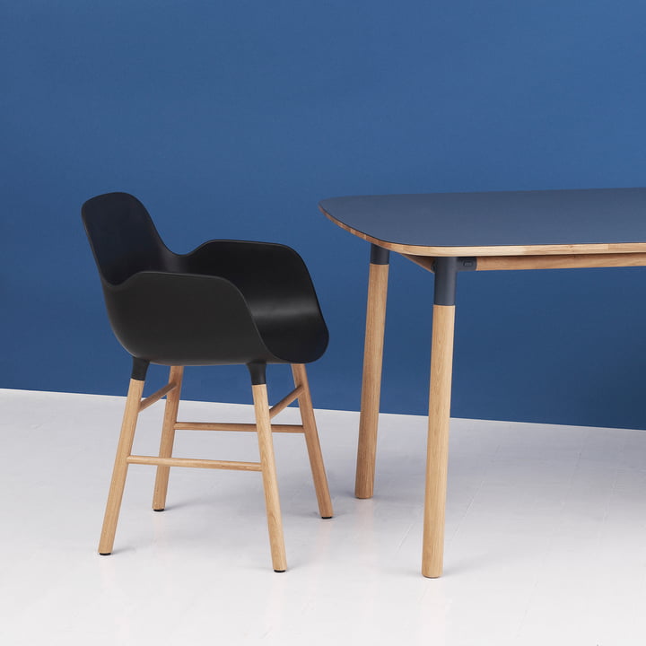 Form Fauteuil van Normann Copenhagen gemaakt van eikenhout in zwart