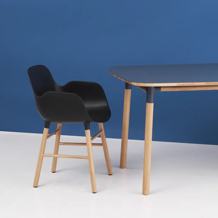 Form Fauteuil van Normann Copenhagen gemaakt van eikenhout in zwart