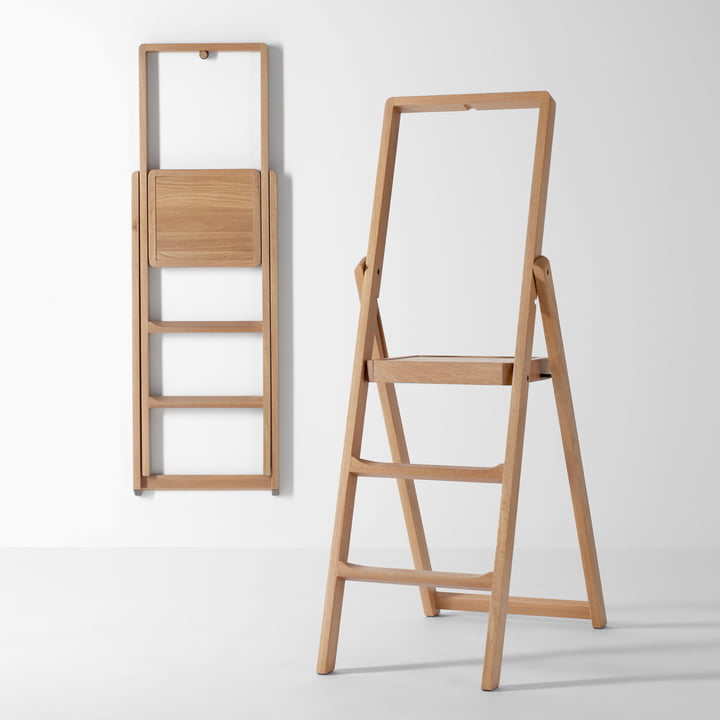 De Design House Stockholm - Step Vouwladder, eikenhout opgehangen aan de muur