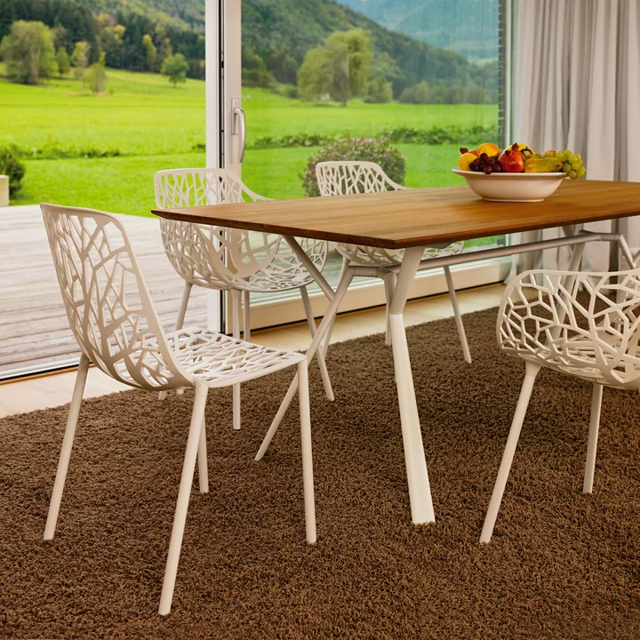 Stijlvolle eettafel met teakhouten tafelblad