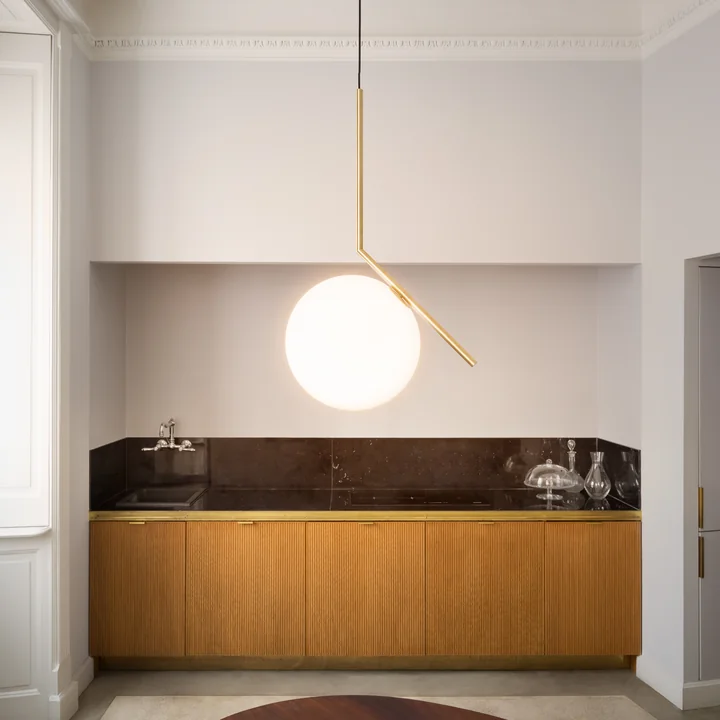 De IC hanglamp van Flos in de badkamer