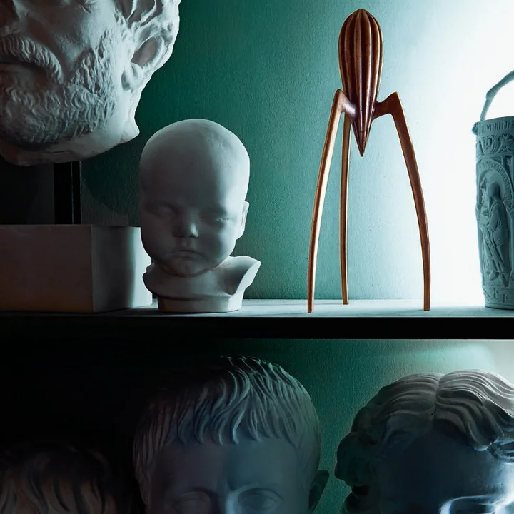 Citruspers Juicy Salif brons, tussen kunstobjecten