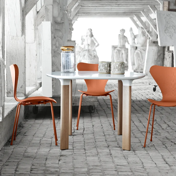 Serie 7 stoel, monochroom Chevalier oranje van Fritz Hansen