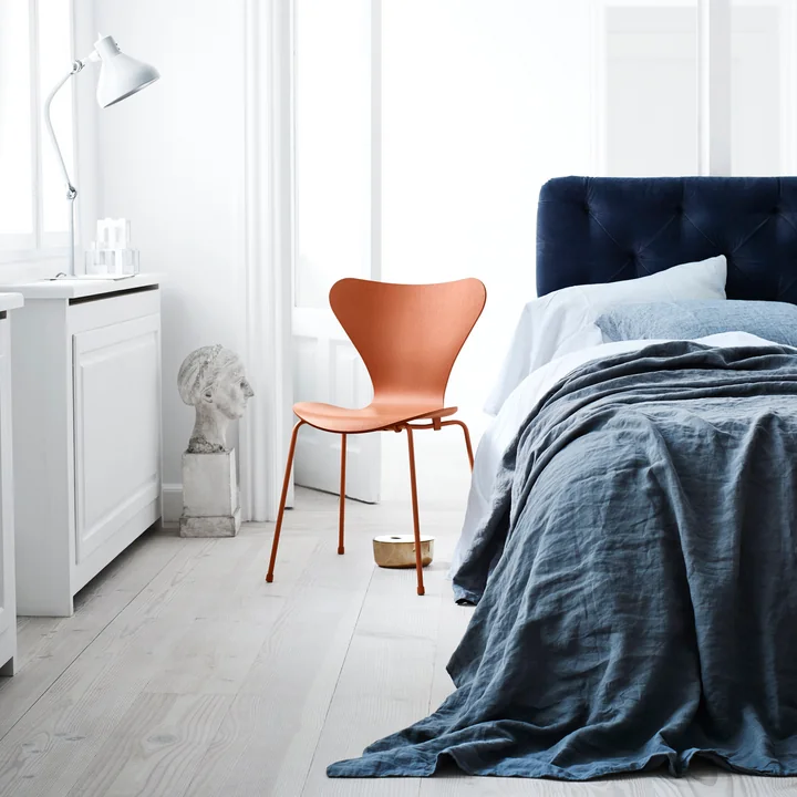 Serie 7 stoel, monochroom Chevalier oranje van Fritz Hansen