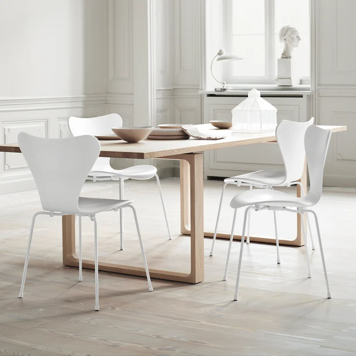 Serie 7 stoel, monochroom wit by Fritz Hansen
