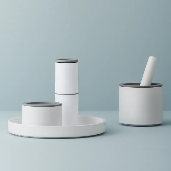 Functionele alledaagse helpers in wit-grijs