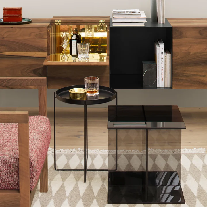 De CM05 Habibi bijzettafel in zwart van e15