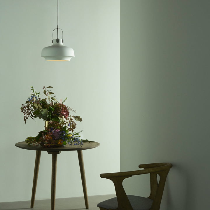 Kopenhagen SC7 hanglamp met In Between stoel en tafel by & Tradition