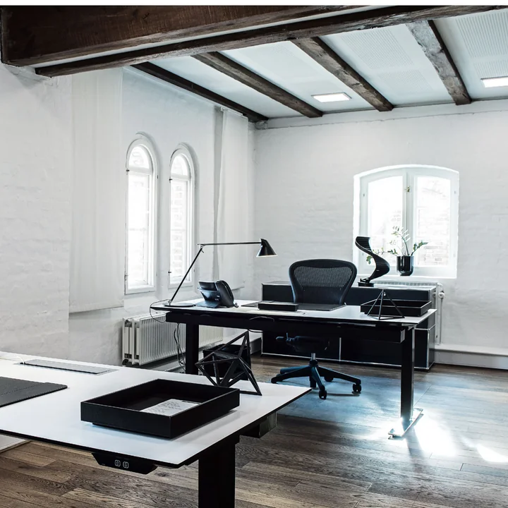 NJP tafellamp door Louis Poulsen