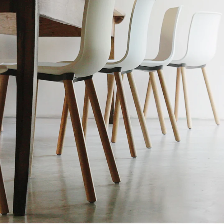 Hal Wood Stoel van Vitra in licht eiken en met witte zitschaal