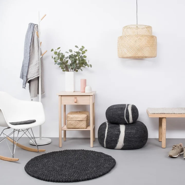 Hugo Rond vloerkleed van myfelt voor de bank