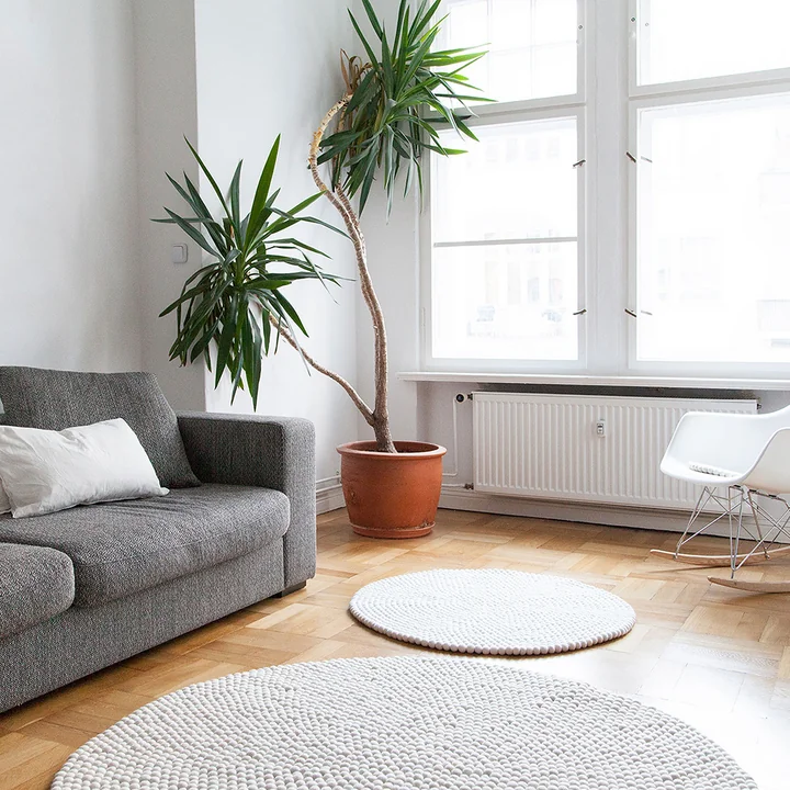 Linéa Rond vloerkleed van myfelt voor de bank