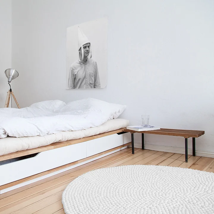 Linéa Rond tapijt van myfelt voor het bed