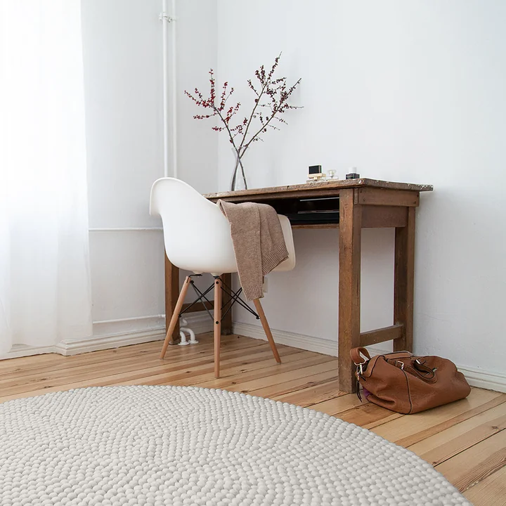 Linéa Rond tapijt van myfelt voor het bureau