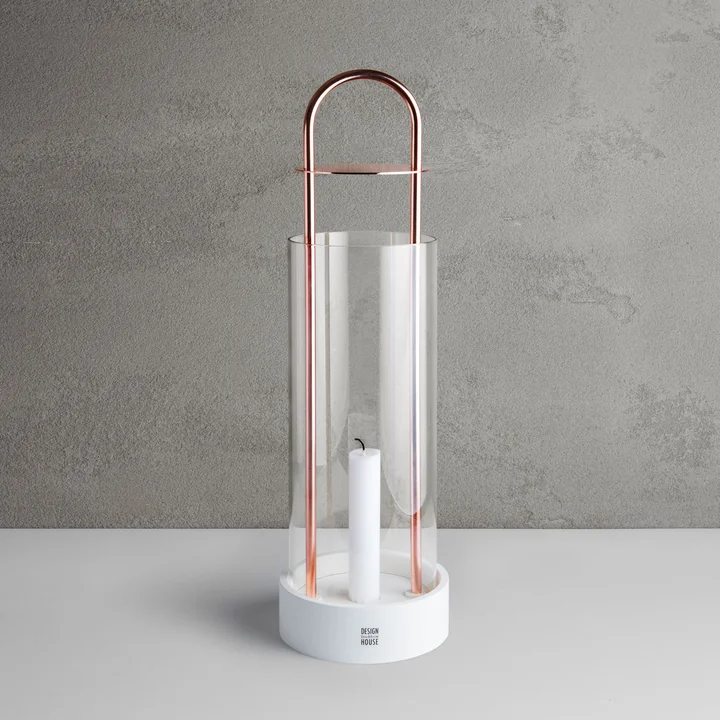 De Lotus lantaarn van Design House Stockholm beschermt brandende kaarsen