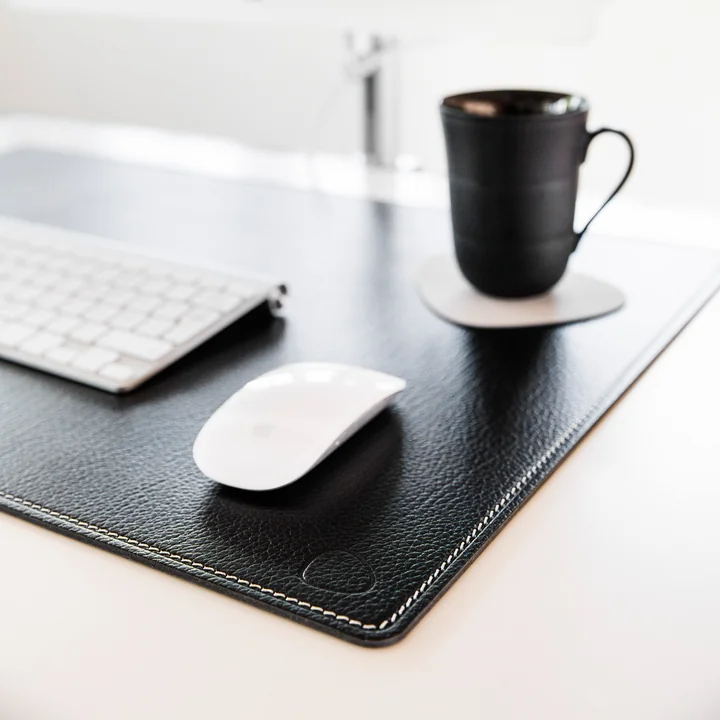 Werkmat vierkant XXL 54 x 74 cm van Lind DNA in zwart met witte naden