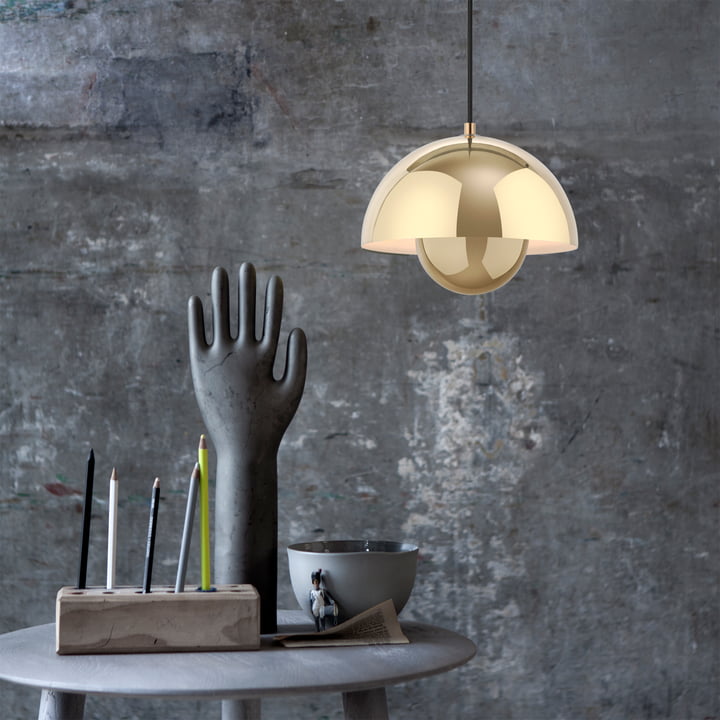 FlowerPot hanglamp VP1 in gepolijst messing en Hoof bijzettafel SW1 van & Tradition