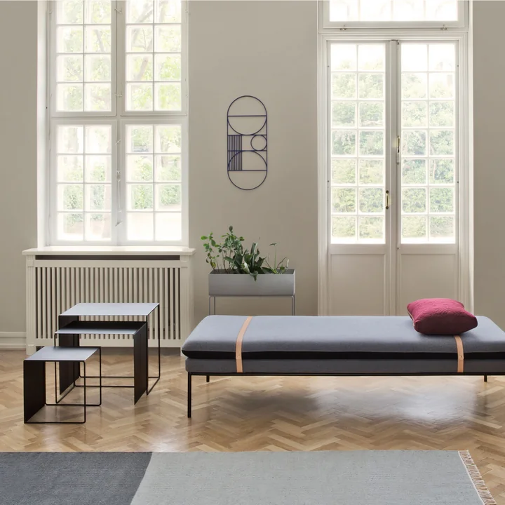 Kelim Rug Section van Ferm Living met de Outline wanddecoratie en de Cluster Tables